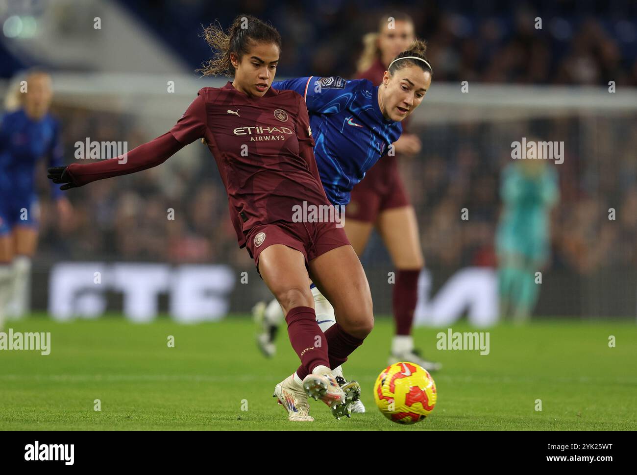 Londres, Royaume-Uni. 16 novembre 2024. Mary Fowler de Manchester City et Lucy Bronze de Chelsea disputent le ballon lors du match de Super League féminine de la FA à Stamford Bridge, Londres. Le crédit photo devrait se lire : Paul Terry/Sportimage crédit : Sportimage Ltd/Alamy Live News Banque D'Images