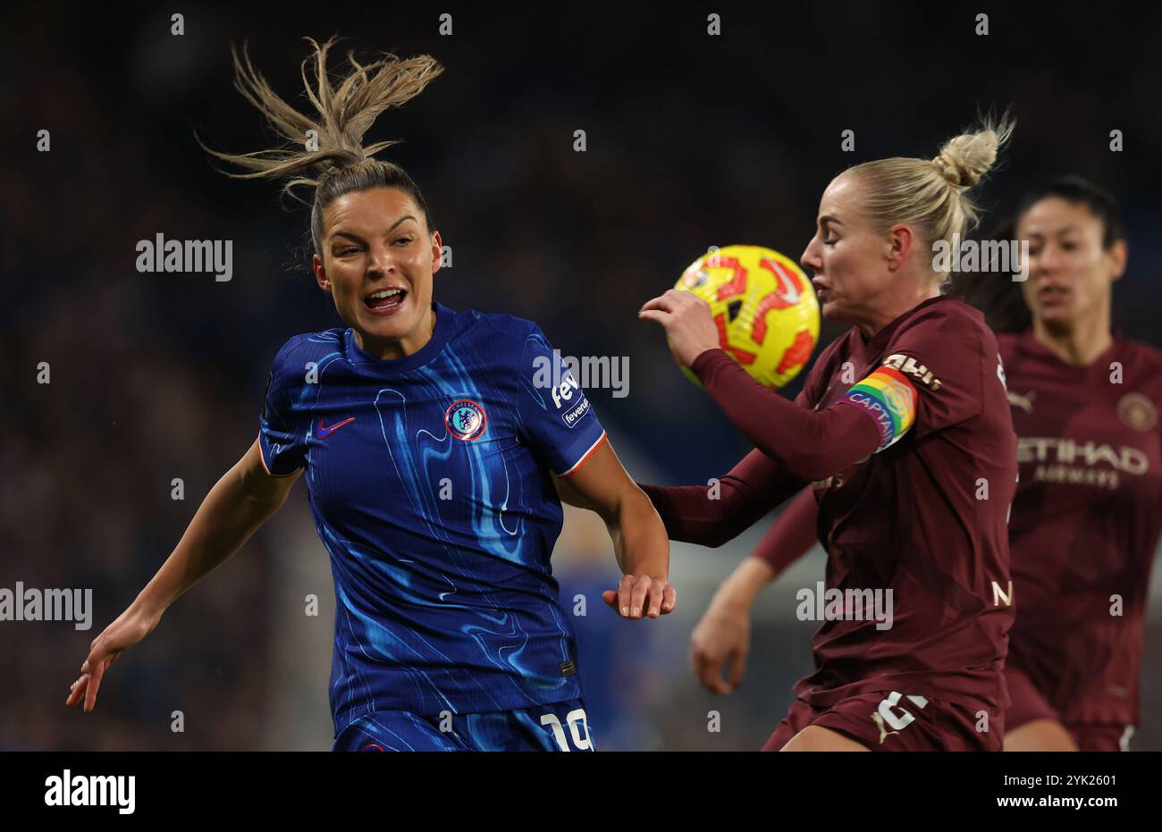 Londres, Royaume-Uni. 16 novembre 2024. Johanna Rytting Kaneryd de Chelsea Alex Greenwood de Manchester City lors du match de Super League féminine de la FA à Stamford Bridge, Londres. Le crédit photo devrait se lire : Paul Terry/Sportimage crédit : Sportimage Ltd/Alamy Live News Banque D'Images