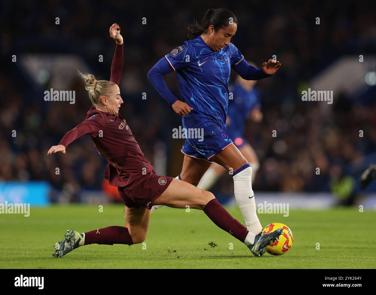 Londres, Royaume-Uni. 16 novembre 2024. Alex Greenwood de Manchester City et Mayra Ramírez de Chelsea disputent le ballon lors du match de Super League féminine de la FA à Stamford Bridge, Londres. Le crédit photo devrait se lire : Paul Terry/Sportimage crédit : Sportimage Ltd/Alamy Live News Banque D'Images