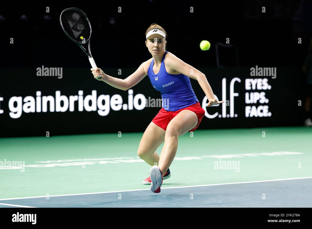 La joueuse tchèque Linda Noskova en action lors de la Billie Jean King Cup 2024 , match des championnats du monde féminin de tennis par équipe contre IgA Swiatek o Banque D'Images