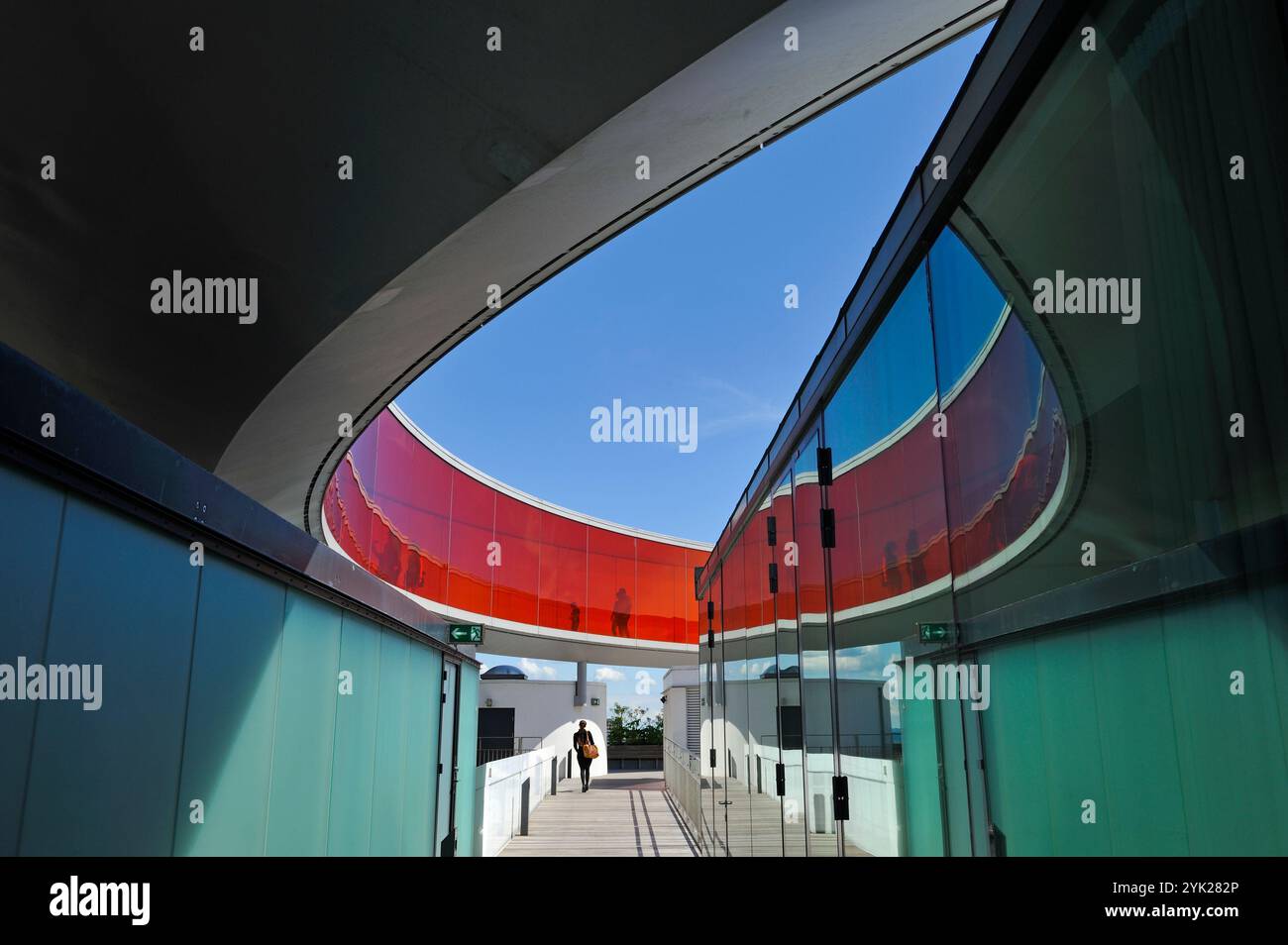 L'installation 'votre panorama arc-en-ciel', une passerelle circulaire avec des fenêtres aux couleurs de l'arc-en-ciel (par Olafur Eliasson, un artiste danois-islandais) Banque D'Images