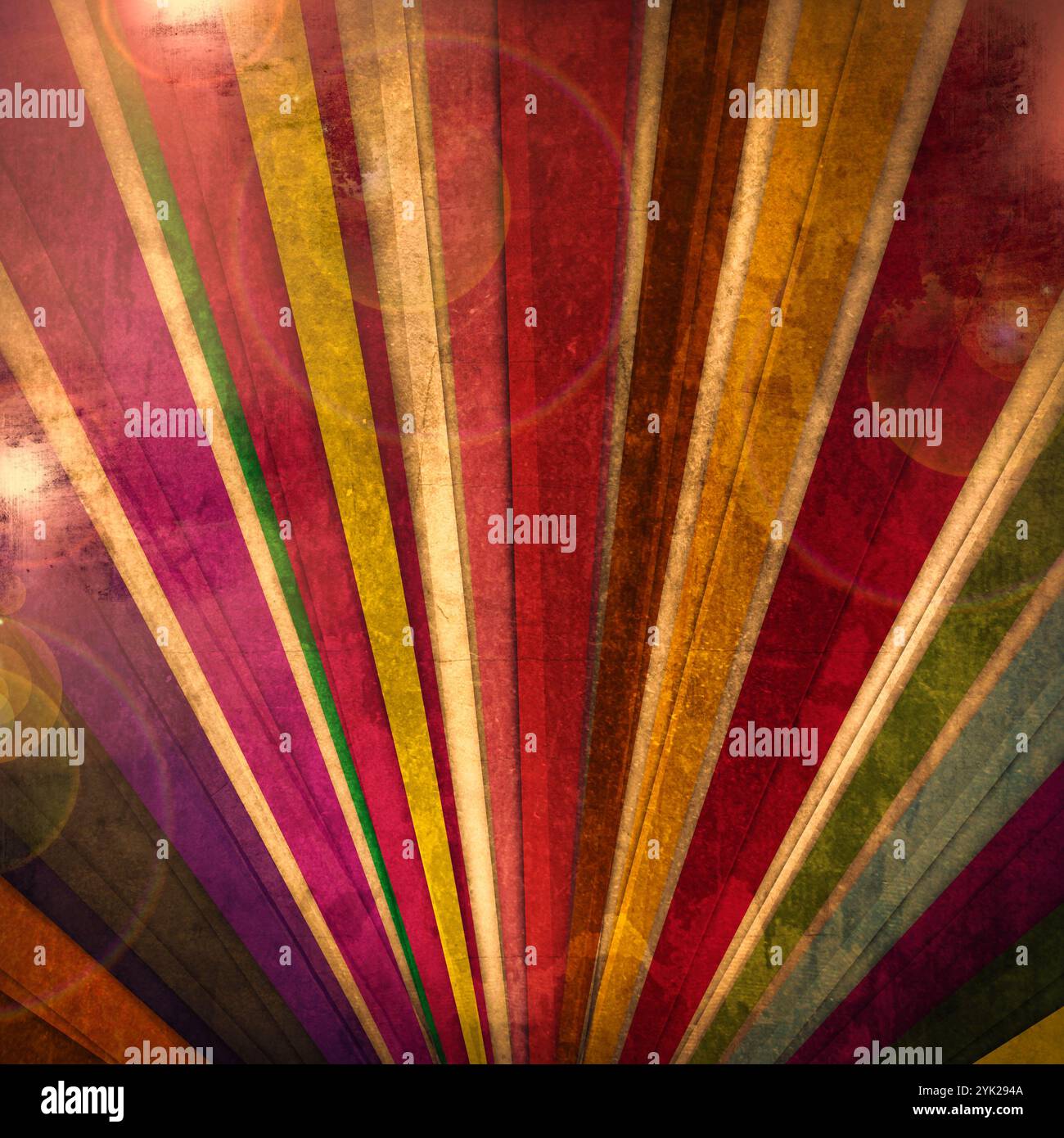 Un design coloré sombre avec des bandes et des lumières évasées crée un vieux fond de cirque rétro Banque D'Images