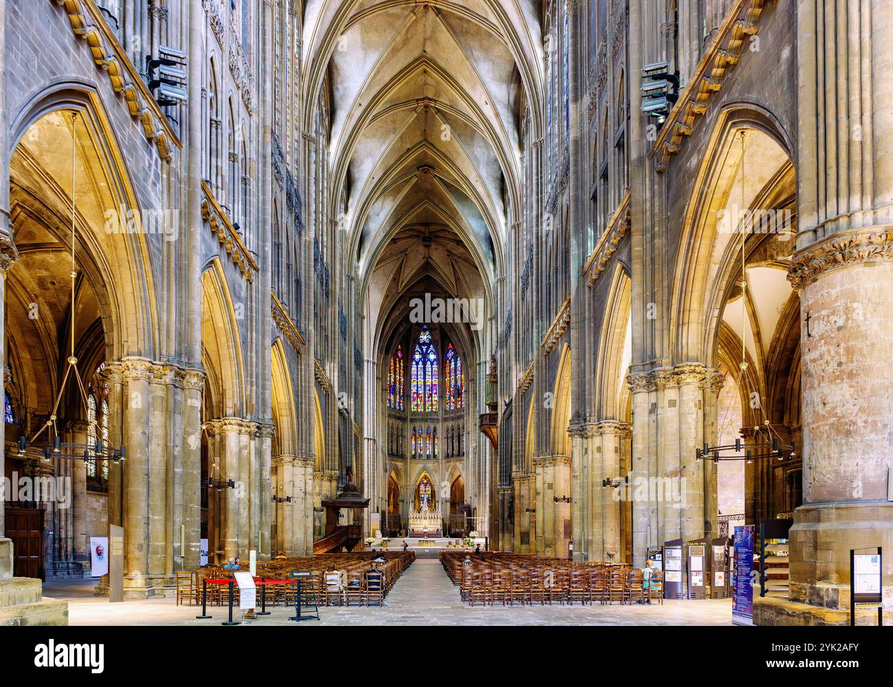 Intérieur de la cathédrale gothique Saint-Étienne (en) à Metz dans le département de la Moselle dans la région Grand est Banque D'Images