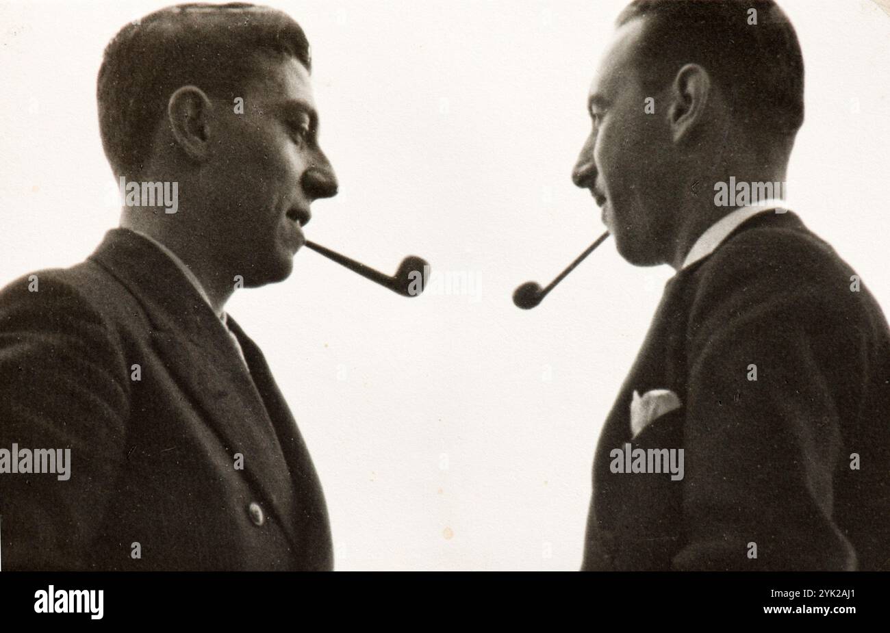 Homme italien posant en fumant une pipe dans un moment de détente. La photo a été prise au milieu des années trente à Milan Banque D'Images