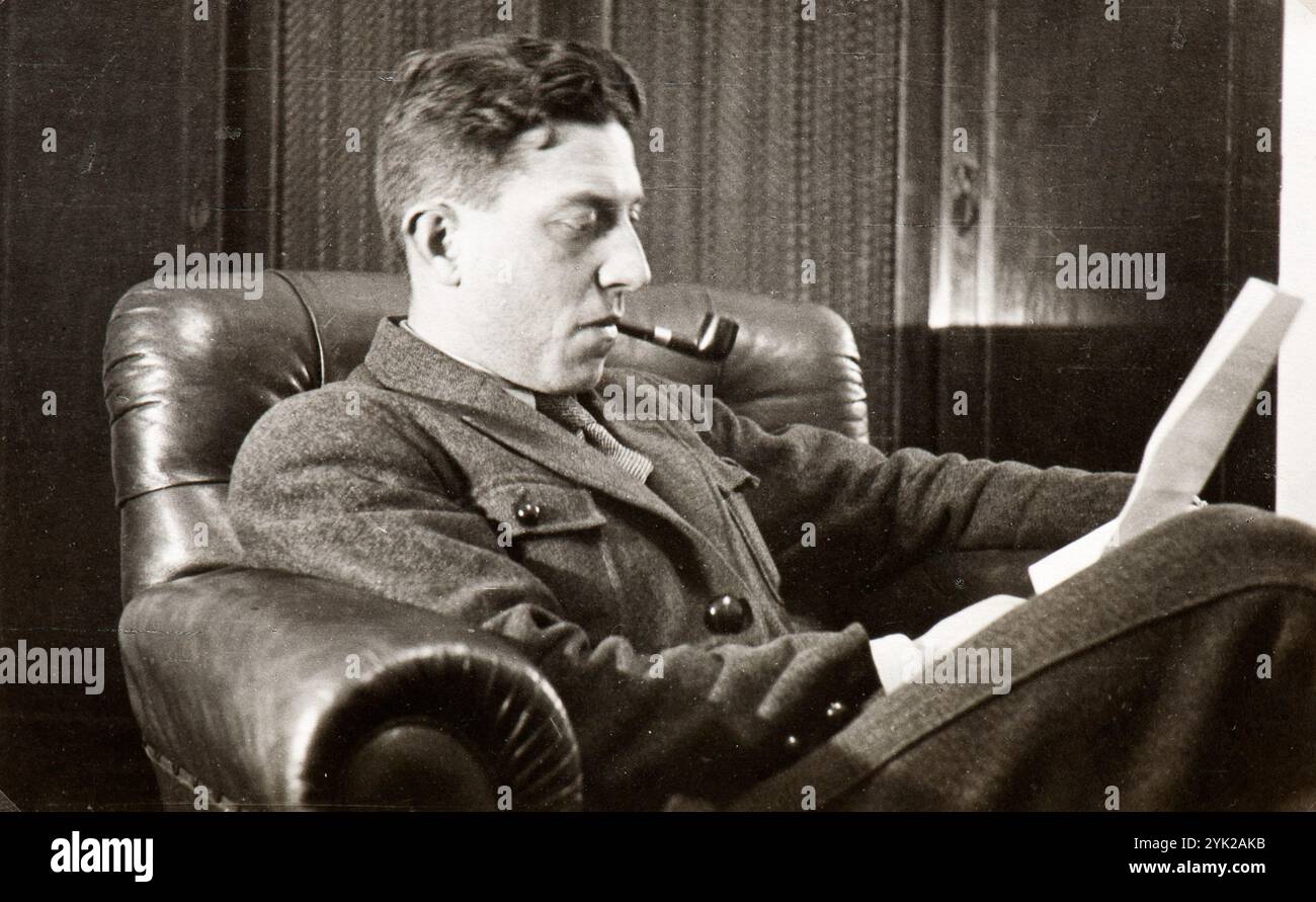 Homme italien posant pour un portrait tout en fumant une pipe dans un moment de détente. Il s'appelait Gaetano Monacelli. La photo a été prise au milieu des années trente à Milan Banque D'Images