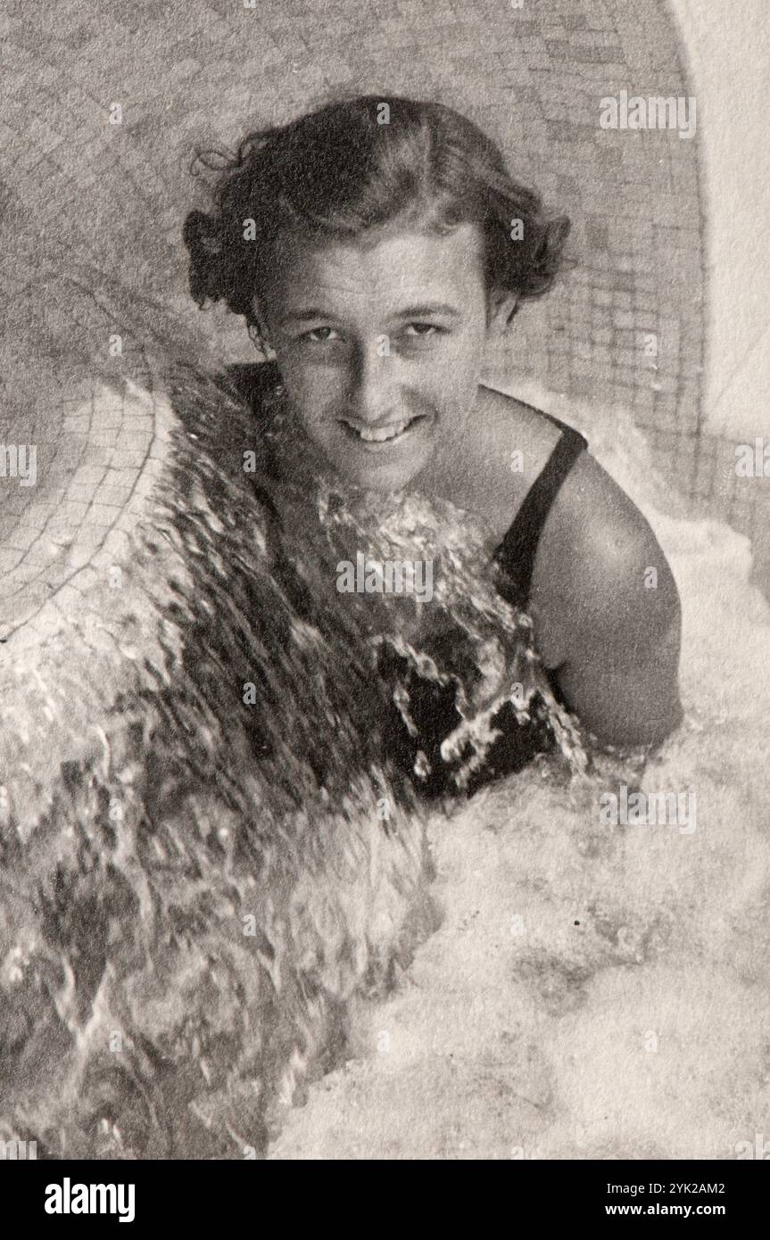 Jeune femme pose pour une photo tout en profitant d'un moment de détente au spa dans le nord de l'italie dans les mi-thities. Elle s'appelait Agnese Guerini Banque D'Images