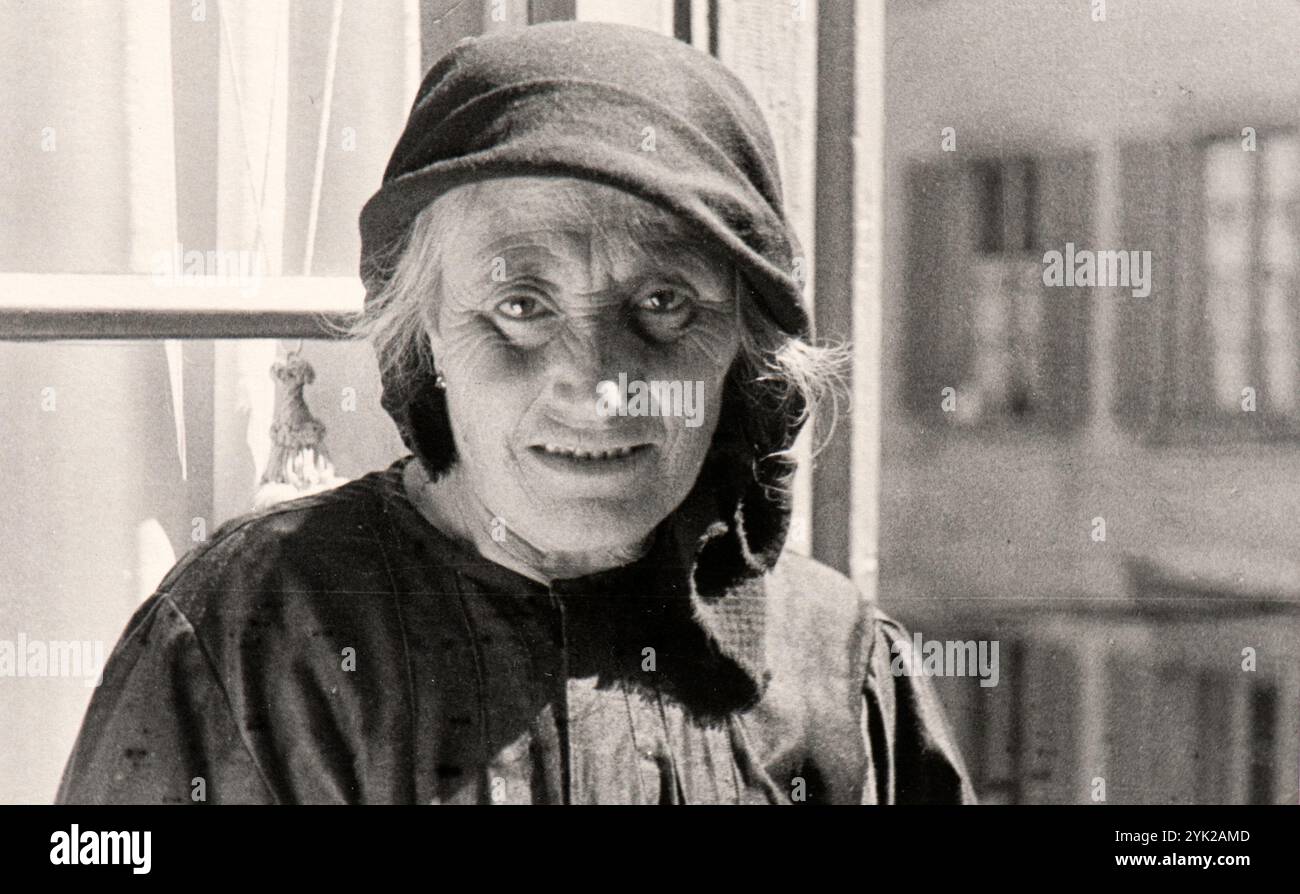 Une femme âgée pose pour une photo de portrait d'album de famille à Milan, en Italie. Elle travaillait comme nounou pour le propriétaire de la maison où elle vivait. Banque D'Images