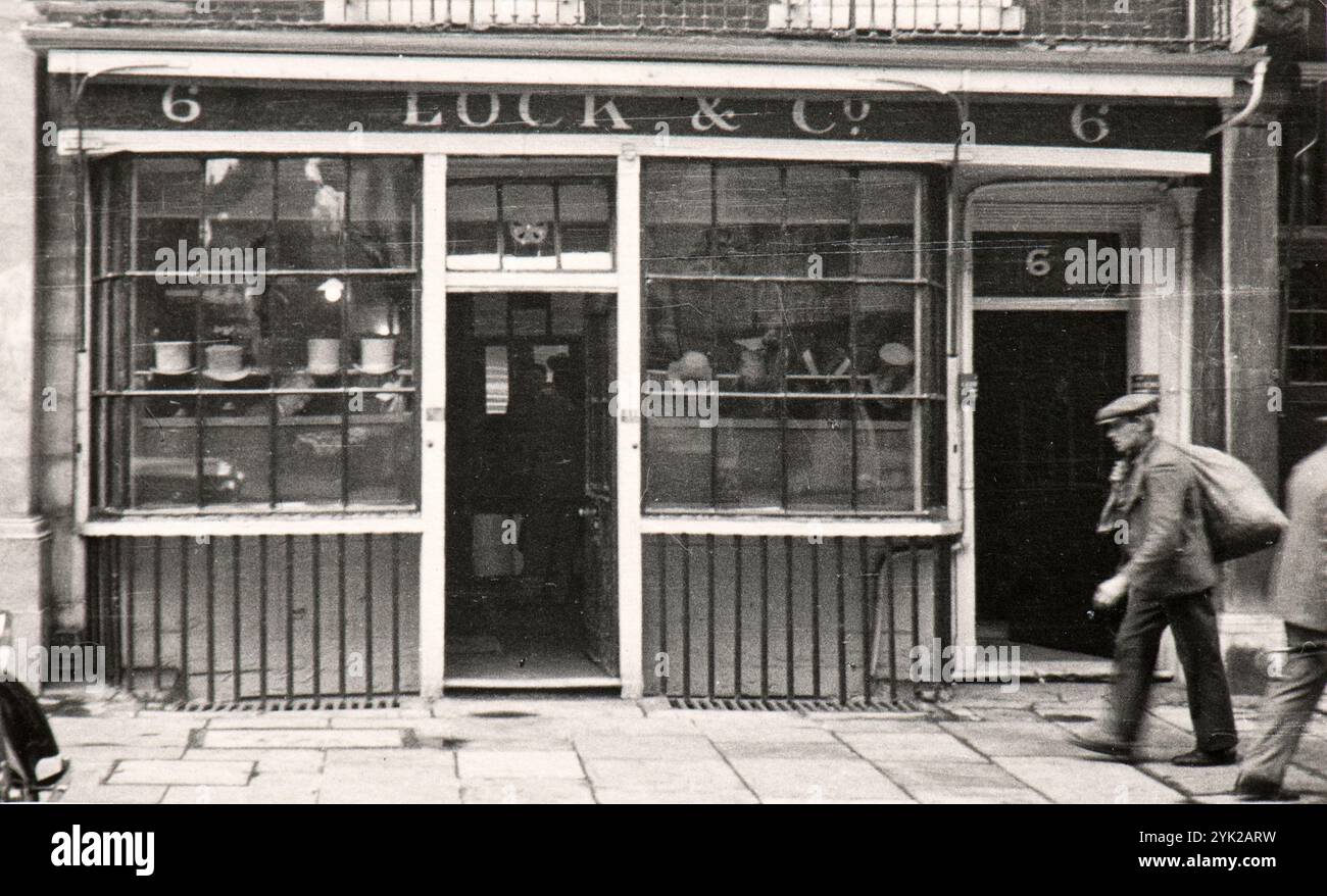 Le célèbre Lock & Co, Hatters, St James Street, Londres, Royaume-Uni photographié par un touriste anitalien au milieu de la trentaine Banque D'Images