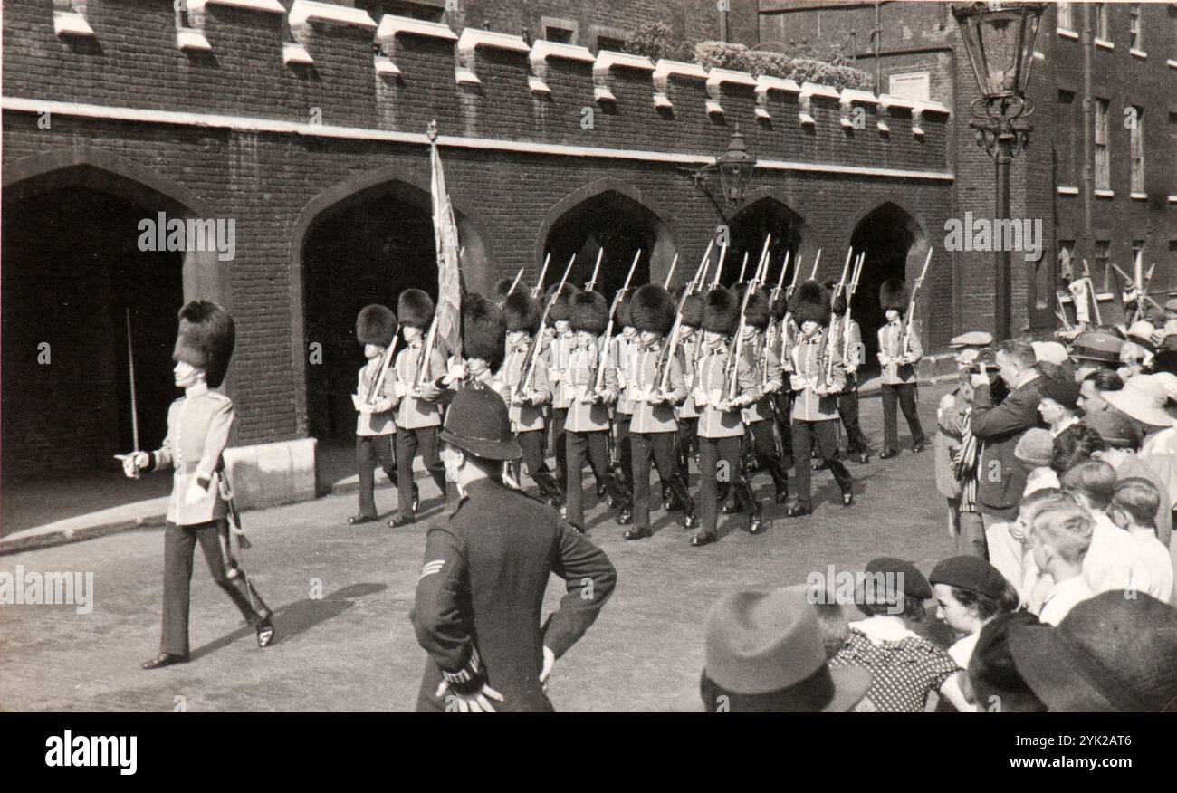 Lieux emblématiques de Londres au début des années trente photographiés par un touriste italien, voici la relève de la garde Banque D'Images