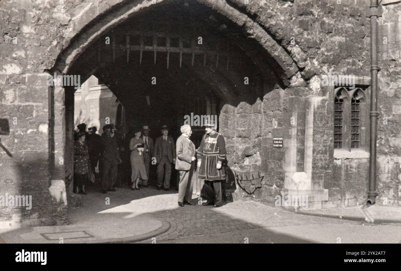Lieux emblématiques de Londres au début des années trente photographiés par un touriste italien, ici un garde Yeoman ou Beefeater aux portes de la Tour de Londres, en Angleterre Banque D'Images