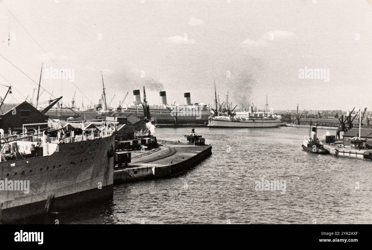 Vue sur le port animé de Southampton au début des années trente. Photo prise par un touriste italien Banque D'Images
