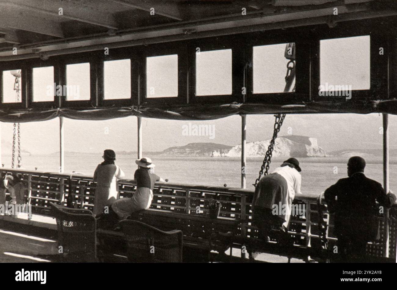 Passagers d'un bateau de croisière italien, profitez de la vue sur l'île de Wight et le récif Tennyson Down au début des années trente Banque D'Images