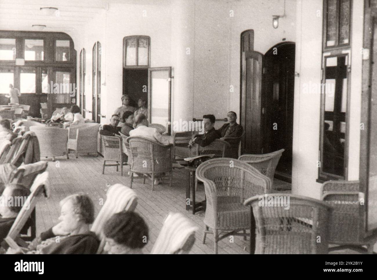 Les touristes italiens apprécient la croisière theri tout en naviguant de l'Italie à la Dalmatie (Croatie) au milieu des années trente Banque D'Images