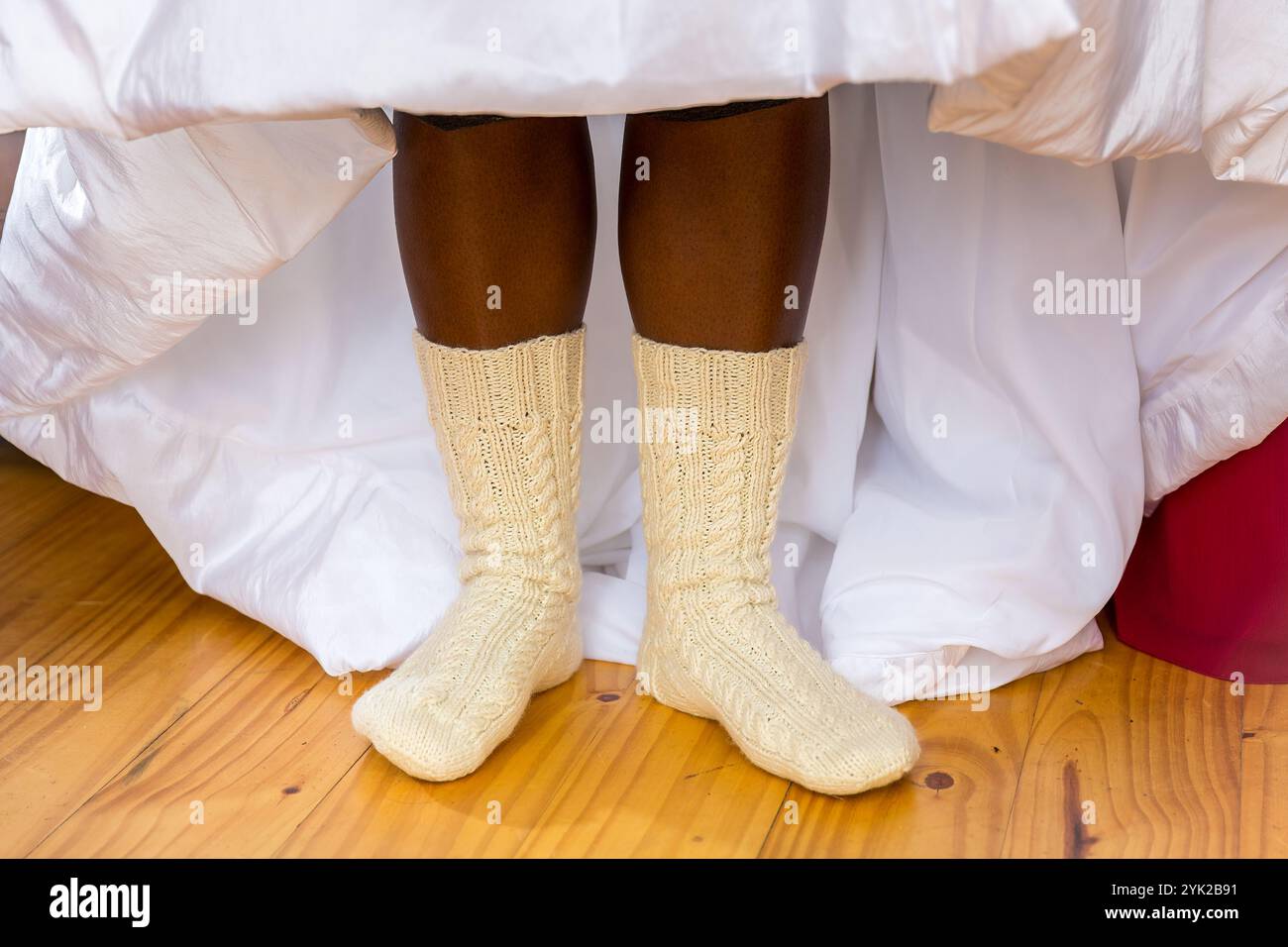 Mariée en robe de mariée portant chaussettes en laine blanche pour un mariage d'hiver confortable et confortable Banque D'Images