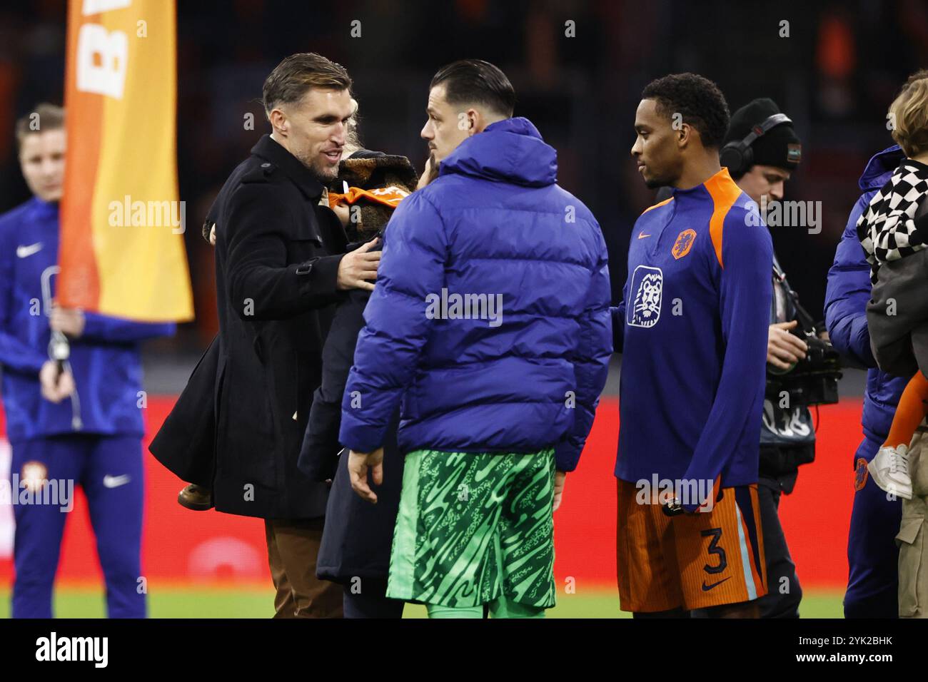 AMSTERDAM - L'ancien international Kevin Strootman (à gauche) fait ses adieux après le match de l'UEFA Nations League entre les pays-Bas et la Hongrie au Johan Cruyff Arena le 16 novembre 2024 à Amsterdam, pays-Bas. ANP MAURICE VAN STEEN Banque D'Images