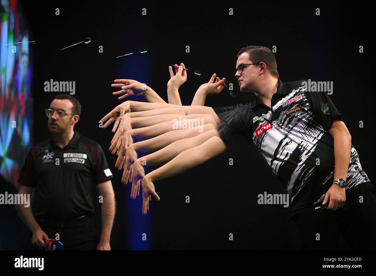 WV Active, Aldersley, Wolverhampton, Royaume-Uni. 16 novembre 2024. 2024 PDC Grand Chelem des fléchettes, jour 8 ; Une exposition multiple de Gian van Veen en action sur Oche Credit : action plus Sports/Alamy Live News Banque D'Images