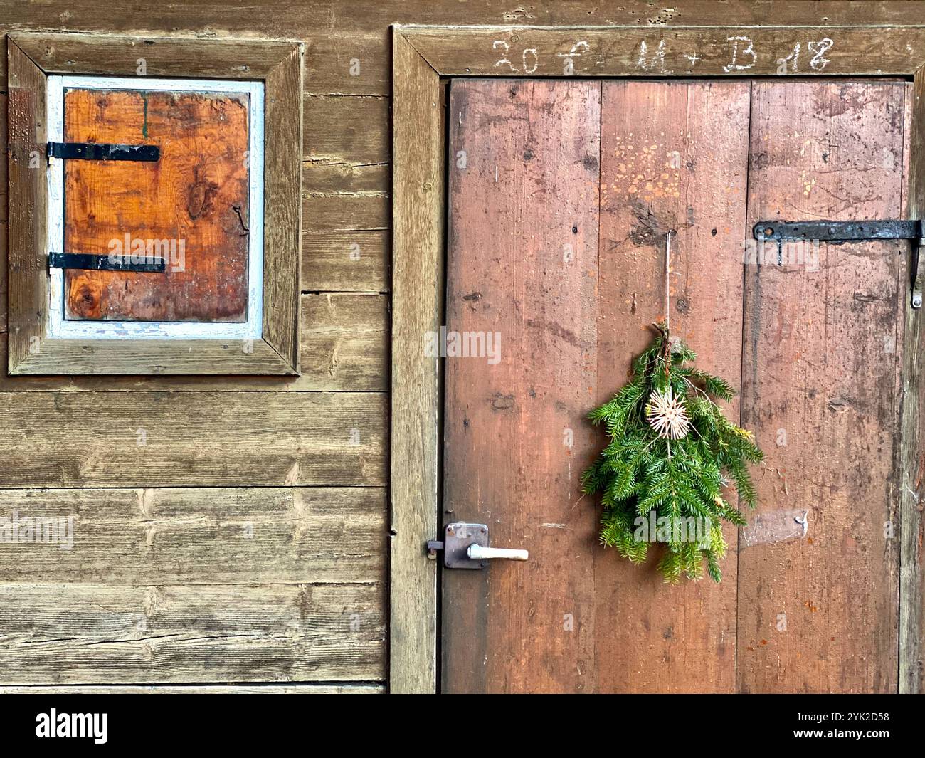 Porte de la cabane en bois de haute-Bavière avec branche de sapin, hivernage à Jachenau décembre 201 Banque D'Images