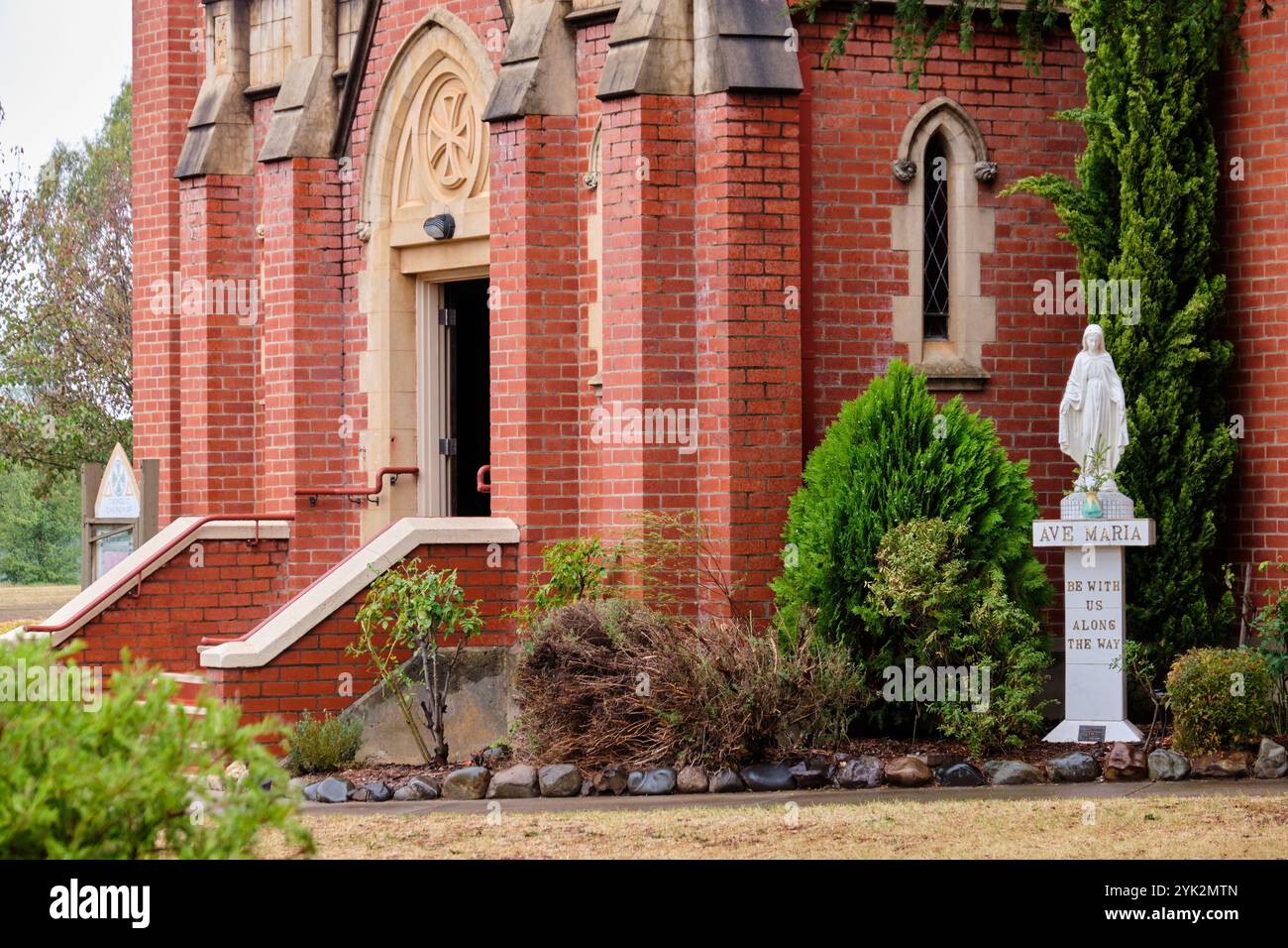 L'église catholique St Francis Xavier a été bénie et ouverte en 1937 - Mansfield, Victoria, Australie Banque D'Images