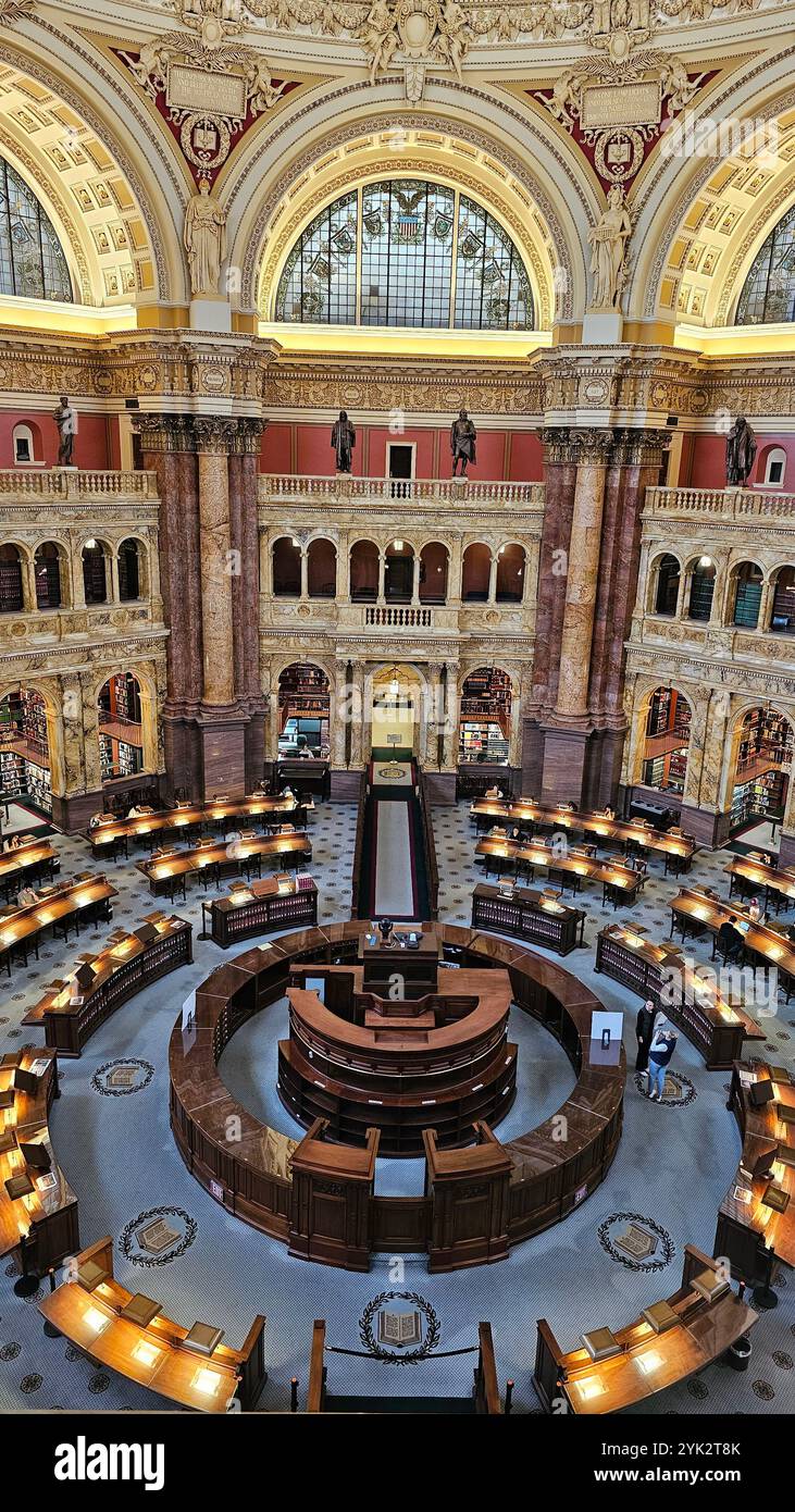 Washington DC-10 février 2024 : salle de lecture principale. Intérieur du dôme. Bibliothèque du Congrès Thomas Jefferson Building, Washington, D.C. Banque D'Images