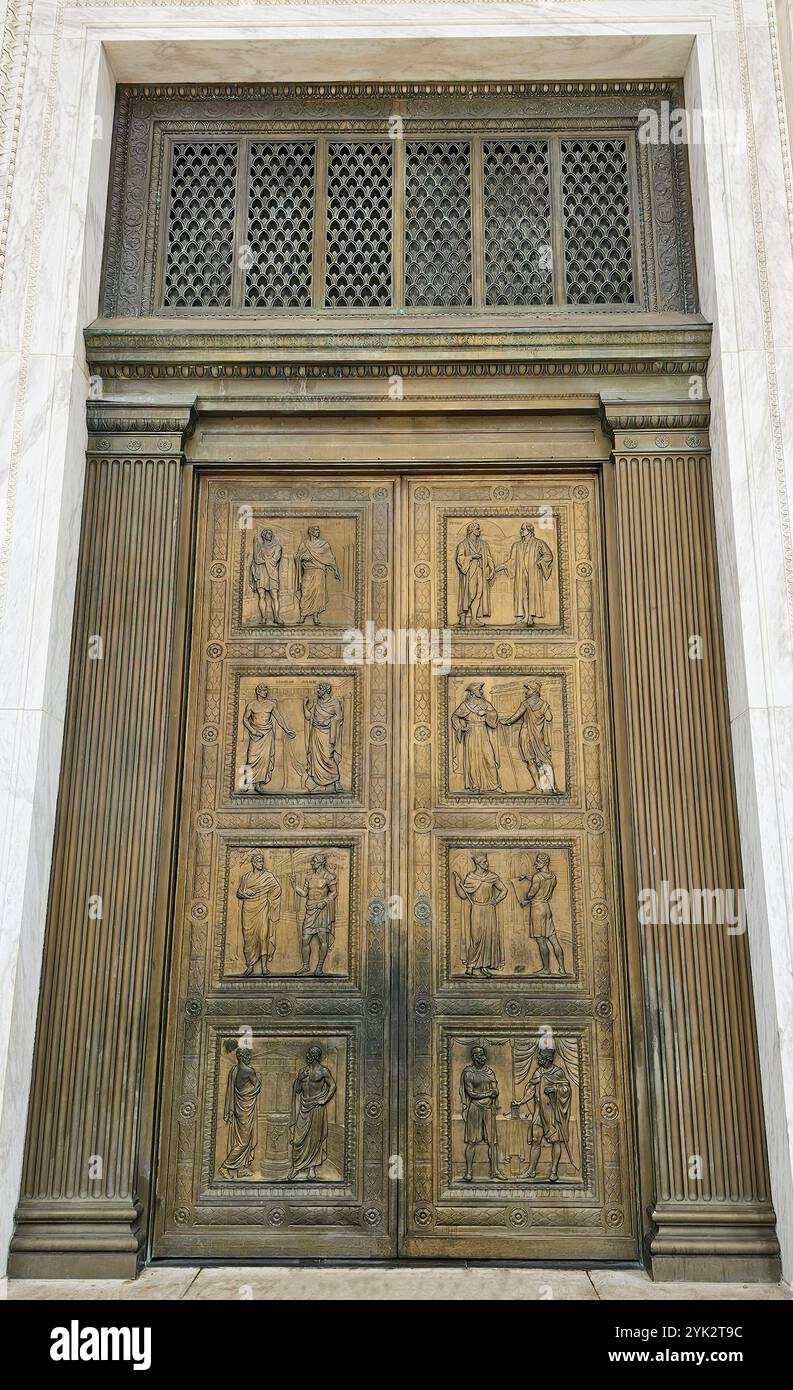 Gros plan des portes d'entrée de l'immeuble de la Cour suprême des États-Unis à Washington D.C. Banque D'Images