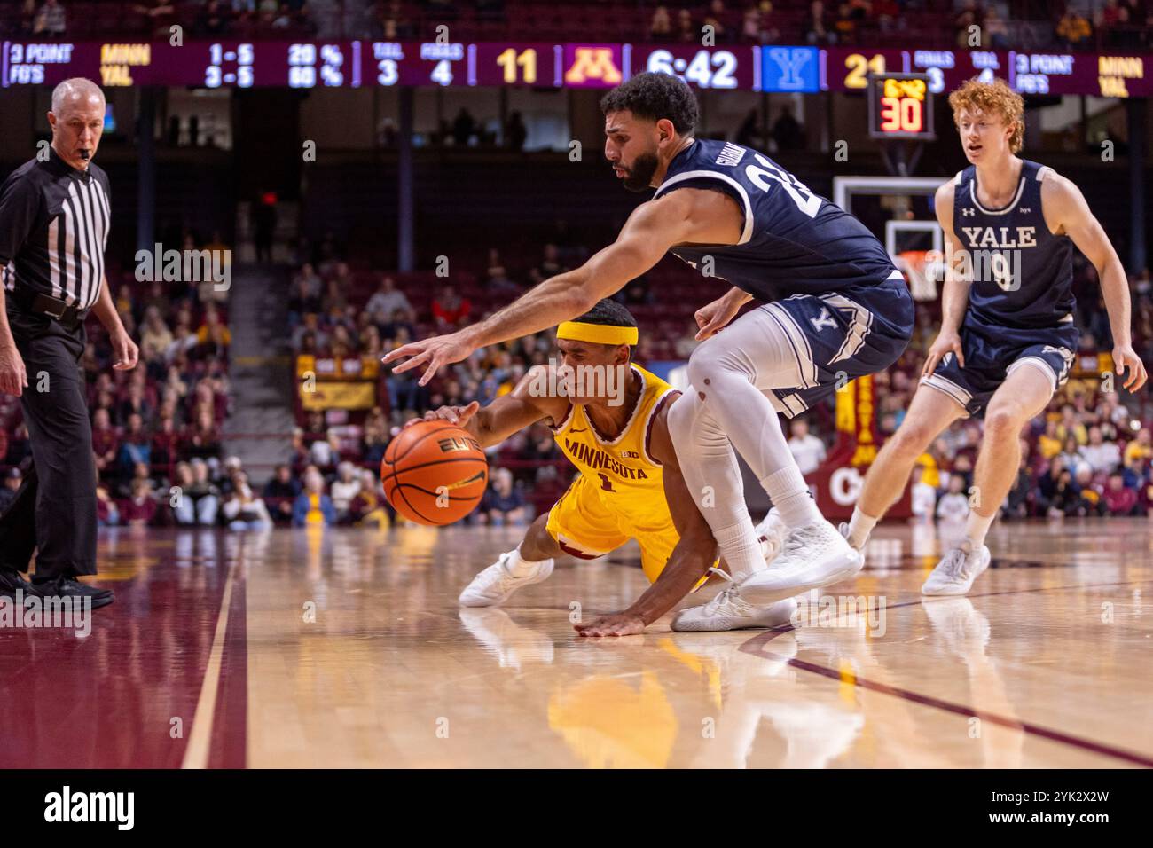 Paul, Minnesota, États-Unis. 16 novembre 2024. ISAAC Asma, joueur de l'Université du Minnesota, plonge pour le ballon. L'Université du Minnesota et l'Université Yale se sont affrontées à Williams Arena à Minneapolis Minnesota le 16 novembre. L'Université du Minnesota l'a emporté par un score de 59-56. (Crédit image : © Michael Turner/ZUMA Press Wire) USAGE ÉDITORIAL SEULEMENT! Non destiné à UN USAGE commercial ! Banque D'Images