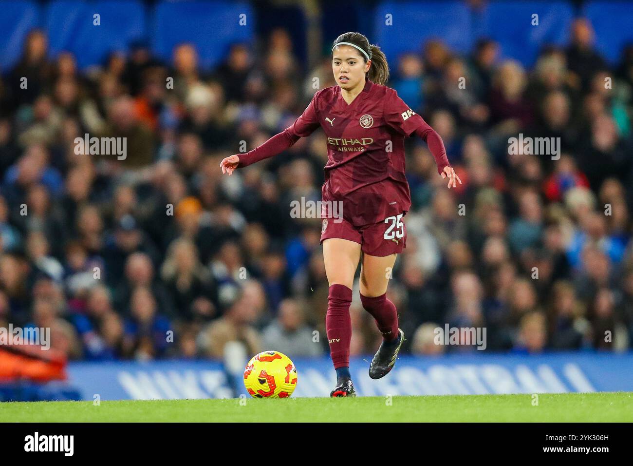 Yui Hasegawa de Manchester City Women court avec le ballon lors du match de Super League féminine Barclays Chelsea FC Women vs Manchester City Women à Stamford Bridge, Londres, Royaume-Uni, 16 novembre 2024 (photo par Izzy Poles/News images) Banque D'Images