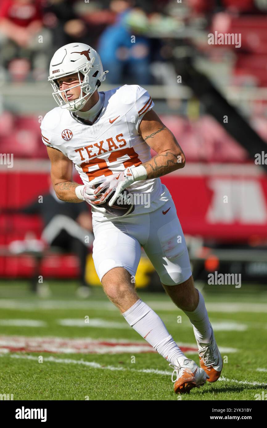 16 novembre 2024 : Spencer Shannon #83 Longhorn Tight End monte le terrain avec le ballon. Le Texas a battu l'Arkansas 20-10 à Fayetteville, AR. Richey Miller/CSM Banque D'Images