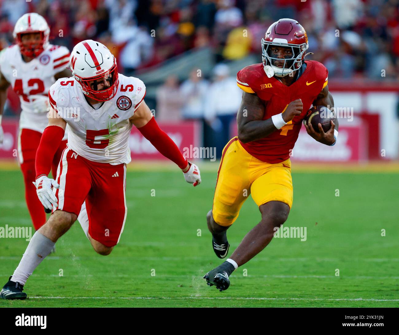 16 novembre 2024 USC Trojans Running Back Woody Marks (4) porte le ballon alors que John Bullock (5), linebacker des Cornhuskers du Nebraska, fait le tacle lors du match de football NCAA entre les Cornhuskers du Nebraska et les Trojans de l'USC au Los Angeles Coliseum de Los Angeles, en Californie. Crédit photo obligatoire : Charles Baus/CSM crédit : Cal Sport Media/Alamy Live News Banque D'Images