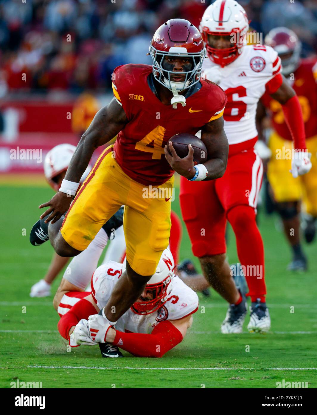16 novembre 2024 USC Trojans Running Back Woody Marks (4) porte le ballon alors que John Bullock (5), linebacker des Cornhuskers du Nebraska, fait le tacle lors du match de football NCAA entre les Cornhuskers du Nebraska et les Trojans de l'USC au Los Angeles Coliseum de Los Angeles, en Californie. Crédit photo obligatoire : Charles Baus/CSM crédit : Cal Sport Media/Alamy Live News Banque D'Images