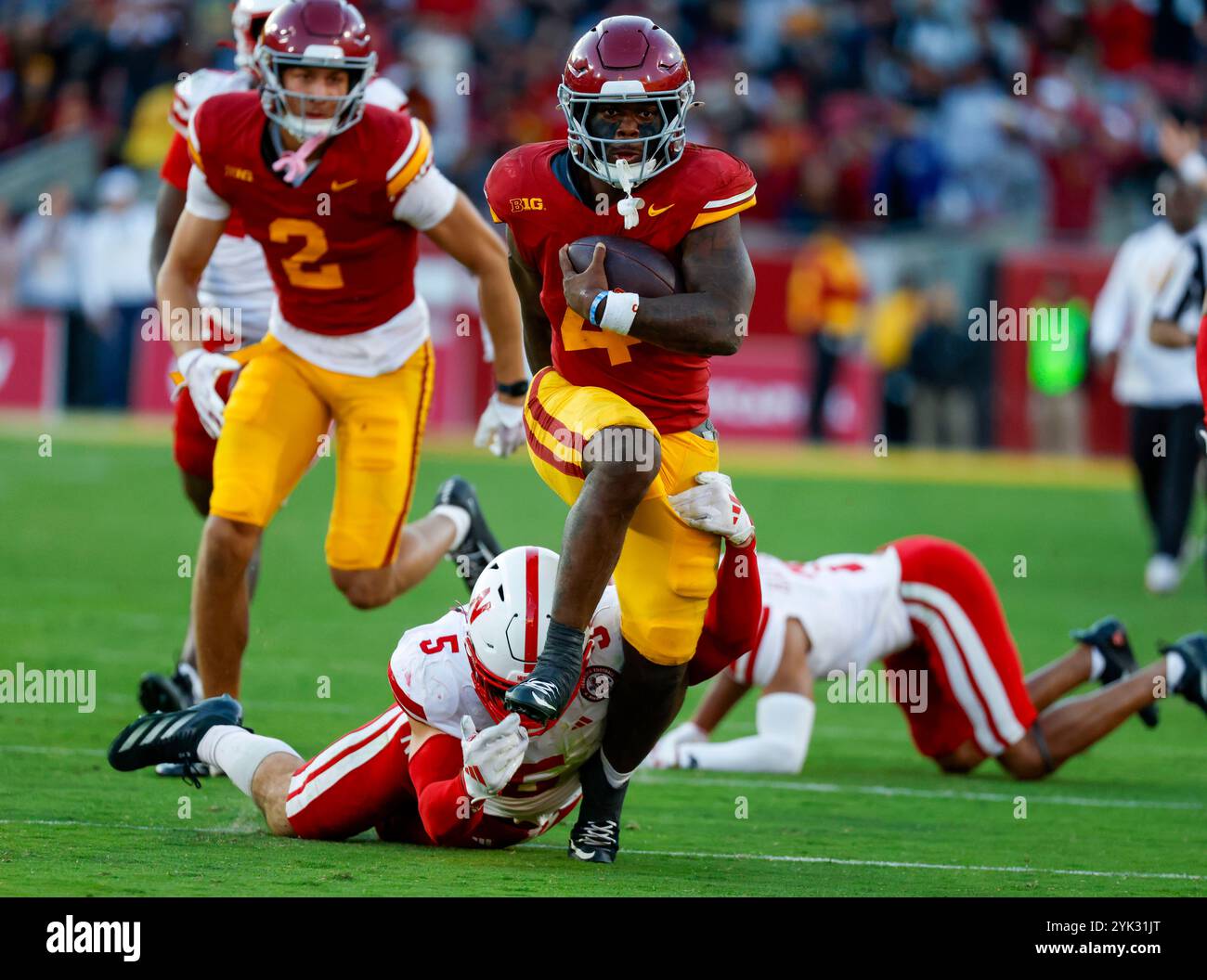 16 novembre 2024 USC Trojans Running Back Woody Marks (4) porte le ballon alors que John Bullock (5), linebacker des Cornhuskers du Nebraska, fait le tacle lors du match de football NCAA entre les Cornhuskers du Nebraska et les Trojans de l'USC au Los Angeles Coliseum de Los Angeles, en Californie. Crédit photo obligatoire : Charles Baus/CSM crédit : Cal Sport Media/Alamy Live News Banque D'Images