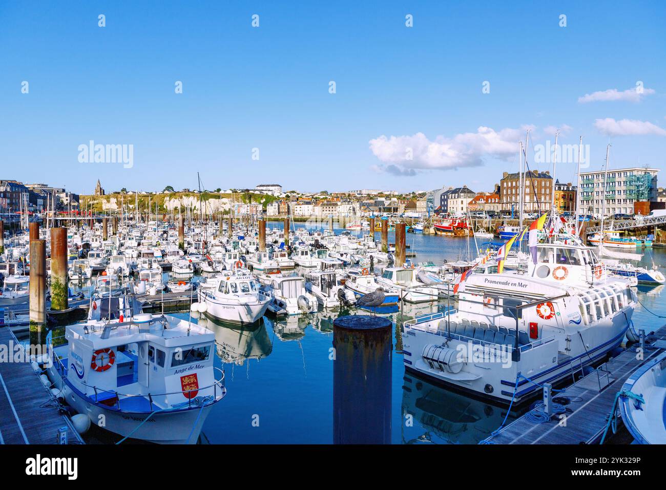 Port de plaisance avec bateaux de pêche colorés et yachts à marée basse et chapelle de pèlerinage notre-Dame-de-Bonsecours sur la falaise orientale de Dieppe Banque D'Images