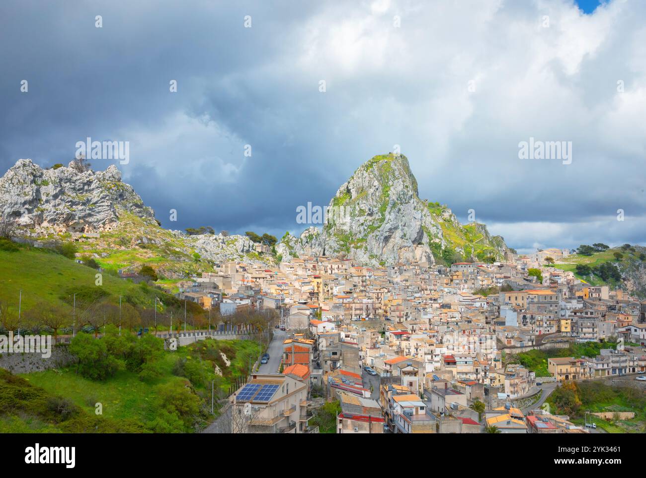 Village de montagne de Caltabellotta, vue en angle, Caltabellotta, district d'Agrigente, Sicile, Italie Banque D'Images