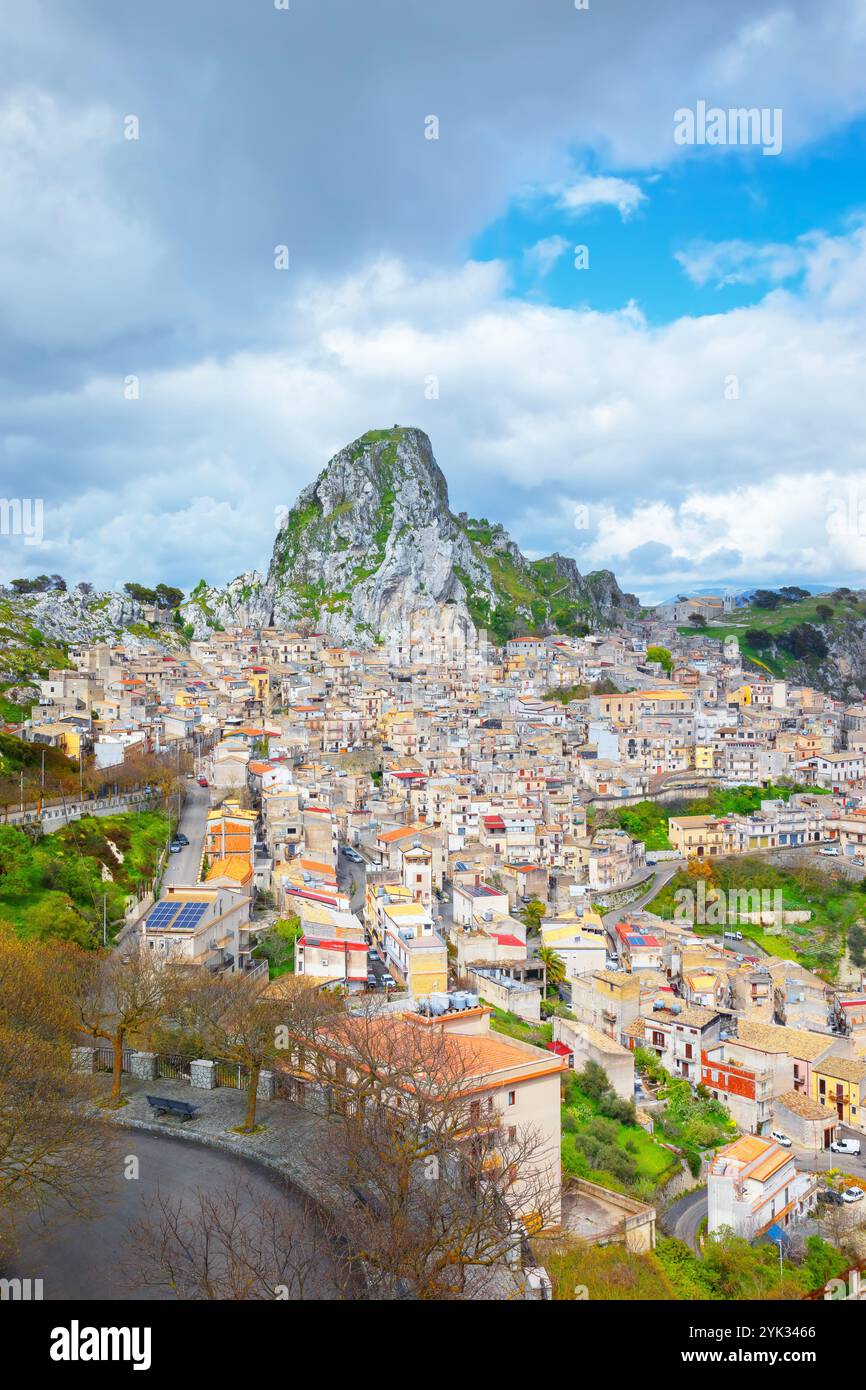 Village de montagne de Caltabellotta, vue en angle, Caltabellotta, district d'Agrigente, Sicile, Italie Banque D'Images