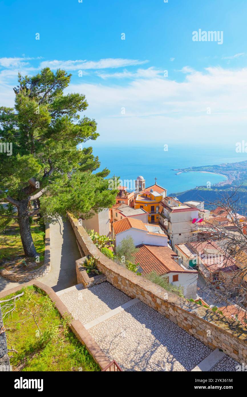 Vue sur le village de Castelmola et la côte ionienne, Castelmola, Taormina, Sicile, Italie Banque D'Images