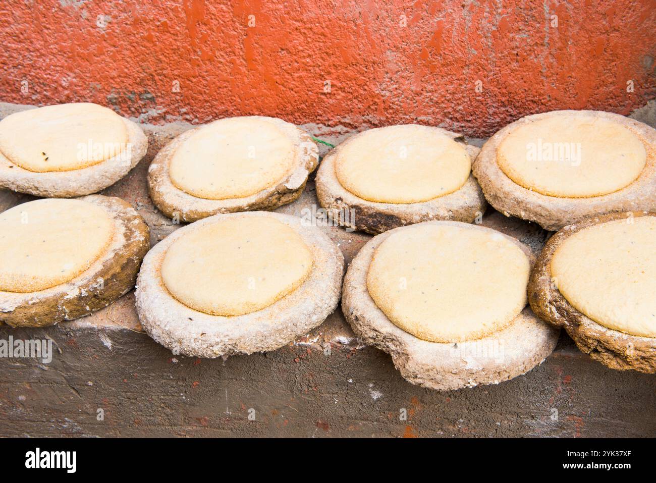 Pain mis au lever du soleil sur un banc dans une rue d'un village nubien sur l'île Éléphantine sur le Nil, Assouan, Egypte, Nord-est de l'Afrique Banque D'Images