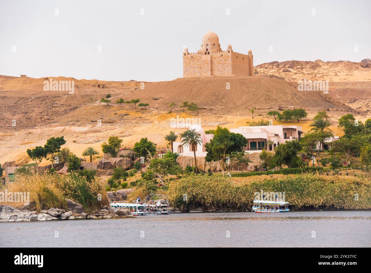 Mausolée de l'Aga Khan III et villa de Begum Om Habibeh Aga Khan surplombant le Nil, sur la rive ouest en face d'Assouan, Egypte, Nord-est de l'Afric Banque D'Images