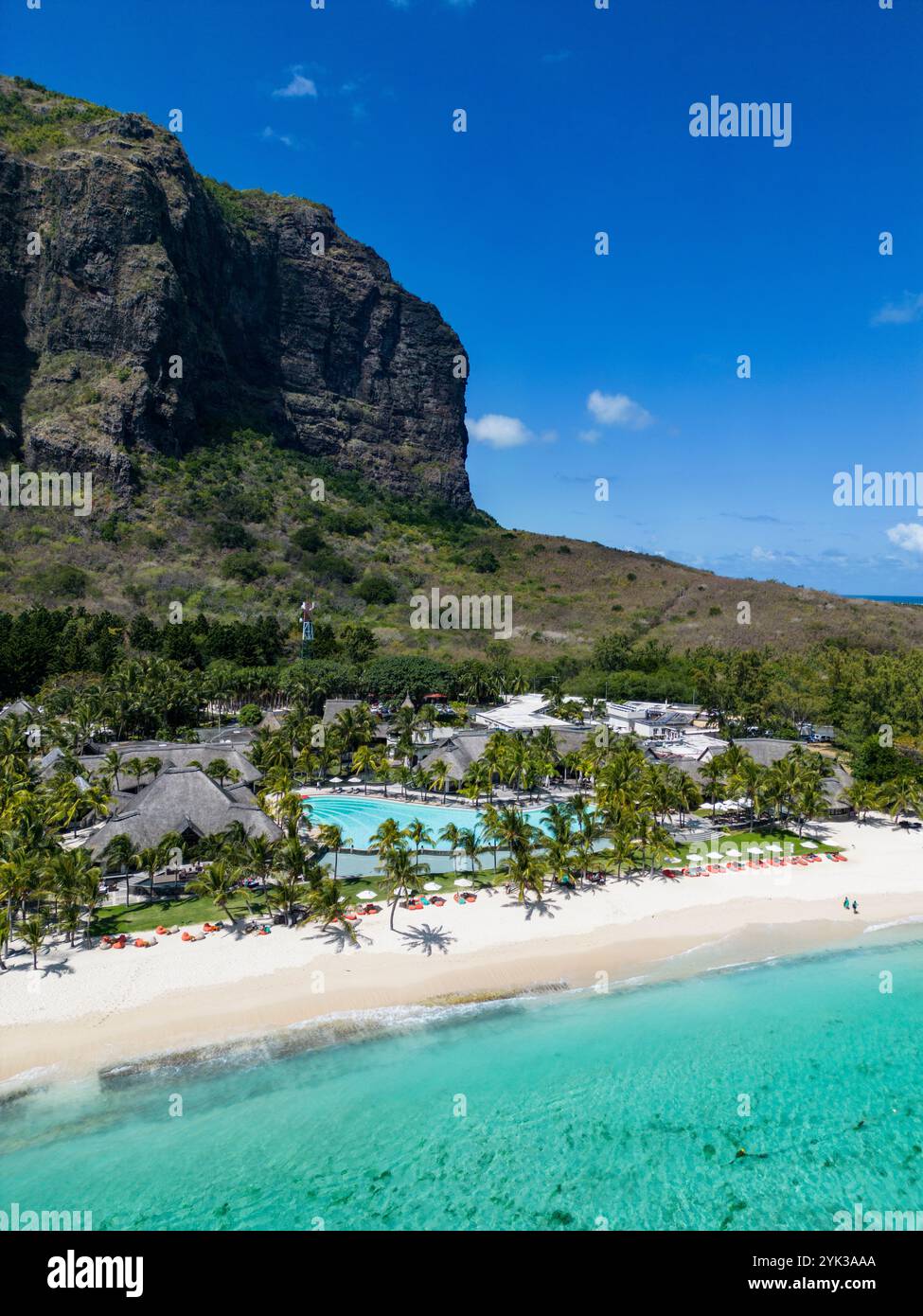 Piscine et parasols en chaume avec cocotiers au Royal Palms Beachcomber Luxury (Beachcomber Resorts), Grand Baie, rivière du Rempart, Mauri Banque D'Images