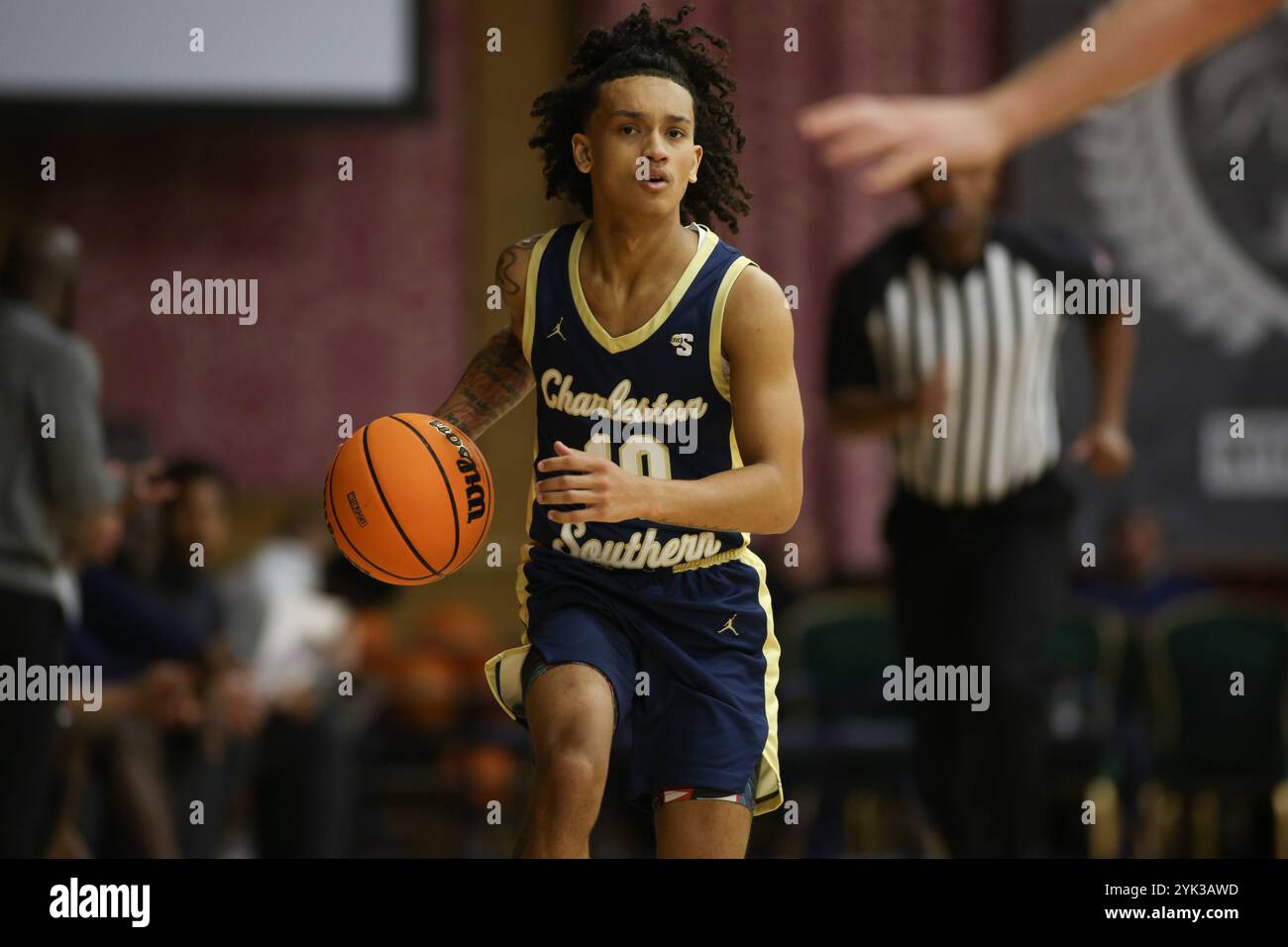 White Sulphur Springs, Virginie-occidentale, États-Unis. 16 novembre 2024. Keenan Wilkins (10 ans), garde des Buccaneers du Sud de Charleston, amène la balle sur le terrain lors du match de Greenbrier Tip-Off River Division entre les Keydets de VMI et les Buccaneers du Sud de Charleston au Greenbrier à White Sulphur Springs, Virginie-occidentale. Jonathan Huff/CSM/Alamy Live News Banque D'Images