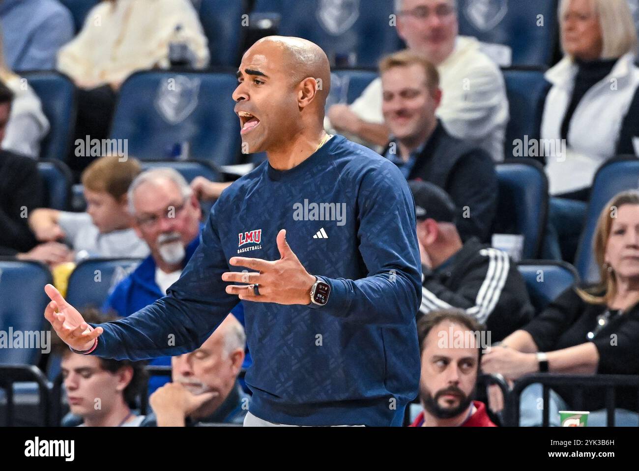 16 NOVEMBRE 2024 : Stan Johnson, entraîneur-chef des Loyola Marymount Lions, exprime son désir à son équipe sur le terrain lors d’un match de saison régulière où les Loyola Marymount Lions ont visité les Billikens de Saint Louis. Tenue à la Chaifetz Arena à équipé Louis, MO le samedi 16 novembre 2024 Richard Ulreich/CSM Banque D'Images