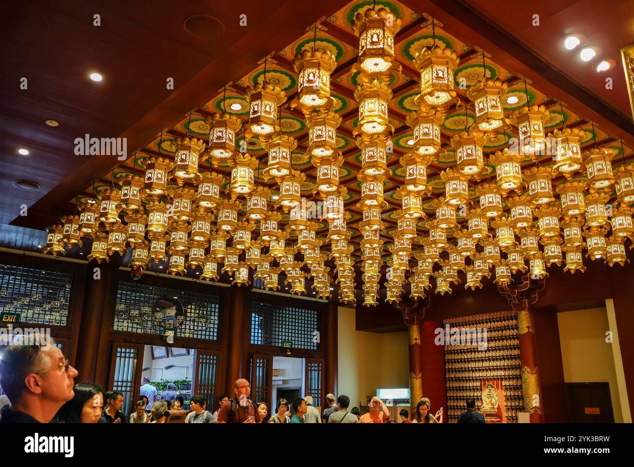 Singapour 2019 Jan01 - rangées de magnifiques plafonniers complexes dans Buddha Tooth Relic Temple, Singapour, célèbre destination de voyage dans la région de Chinatown Banque D'Images