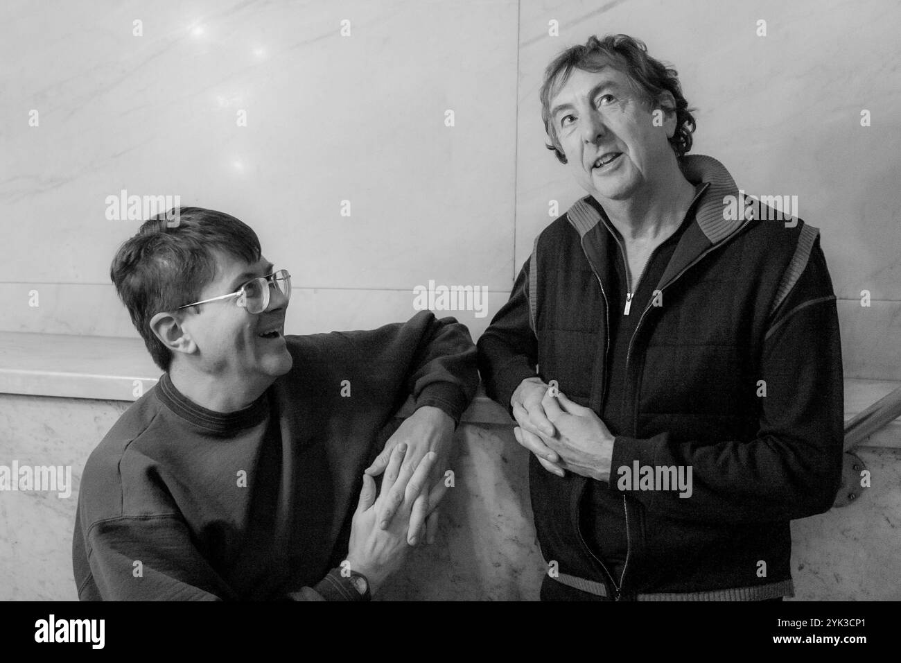 Eric Idle (à droite), et l'auteur Kim 'Howard' Johnson (à gauche) photographiés à Chicago en 2004. Portrait pris dans le hall du Shubert Theatre lors des répétitions pour Spamalot, la production théâtrale scénarisée par Idle. Banque D'Images