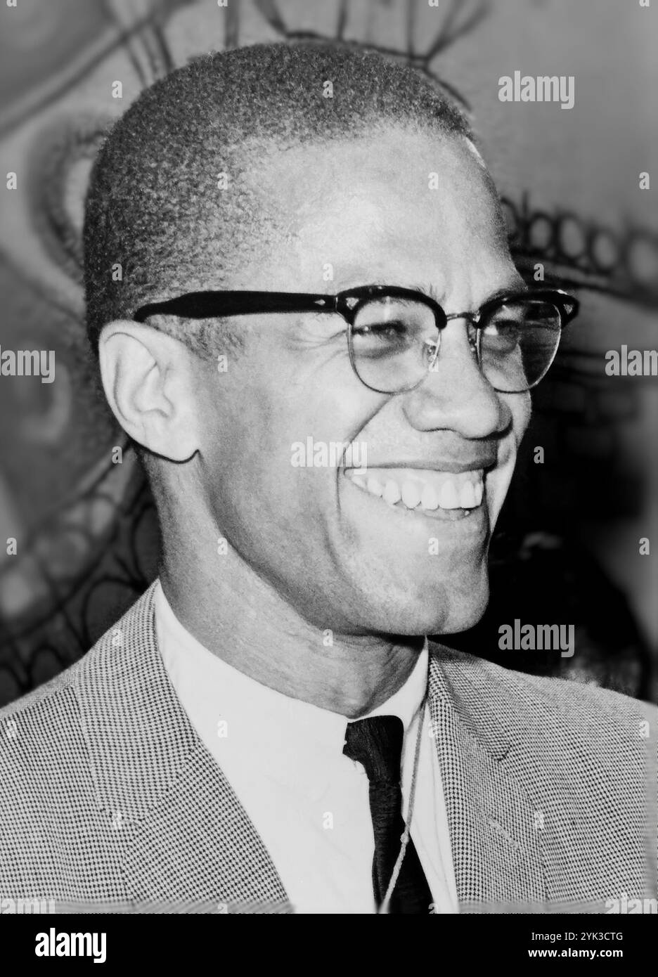 Malcolm X à l'appareil. Malcolm X né Malcolm Little, plus tard el-Hajj Malik el-Shabaz était un révolutionnaire afro-américain, ministre musulman et militant des droits de l'homme qui a été une figure importante du mouvement des droits civiques jusqu'à son assassinat en 1965. Porte-parole de la Nation of Islam (NOI) jusqu'en 1964, il était un ardent défenseur de l'autonomisation des Noirs et de la promotion de l'Islam au sein de la communauté afro-américaine. Figure controversée accusée de prêcher la violence, Malcolm X est également une figure largement célèbre au sein des communautés afro-américaines et musulmanes pour sa poursuite de la justice raciale Banque D'Images