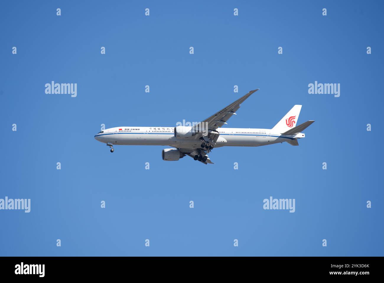 Chantilly, Virginie, États-Unis - 16 novembre 2024 : un Air China 777-39L(er) approche de l'aéroport international Washington Dulles alors qu'il se prépare à atterrir. Banque D'Images