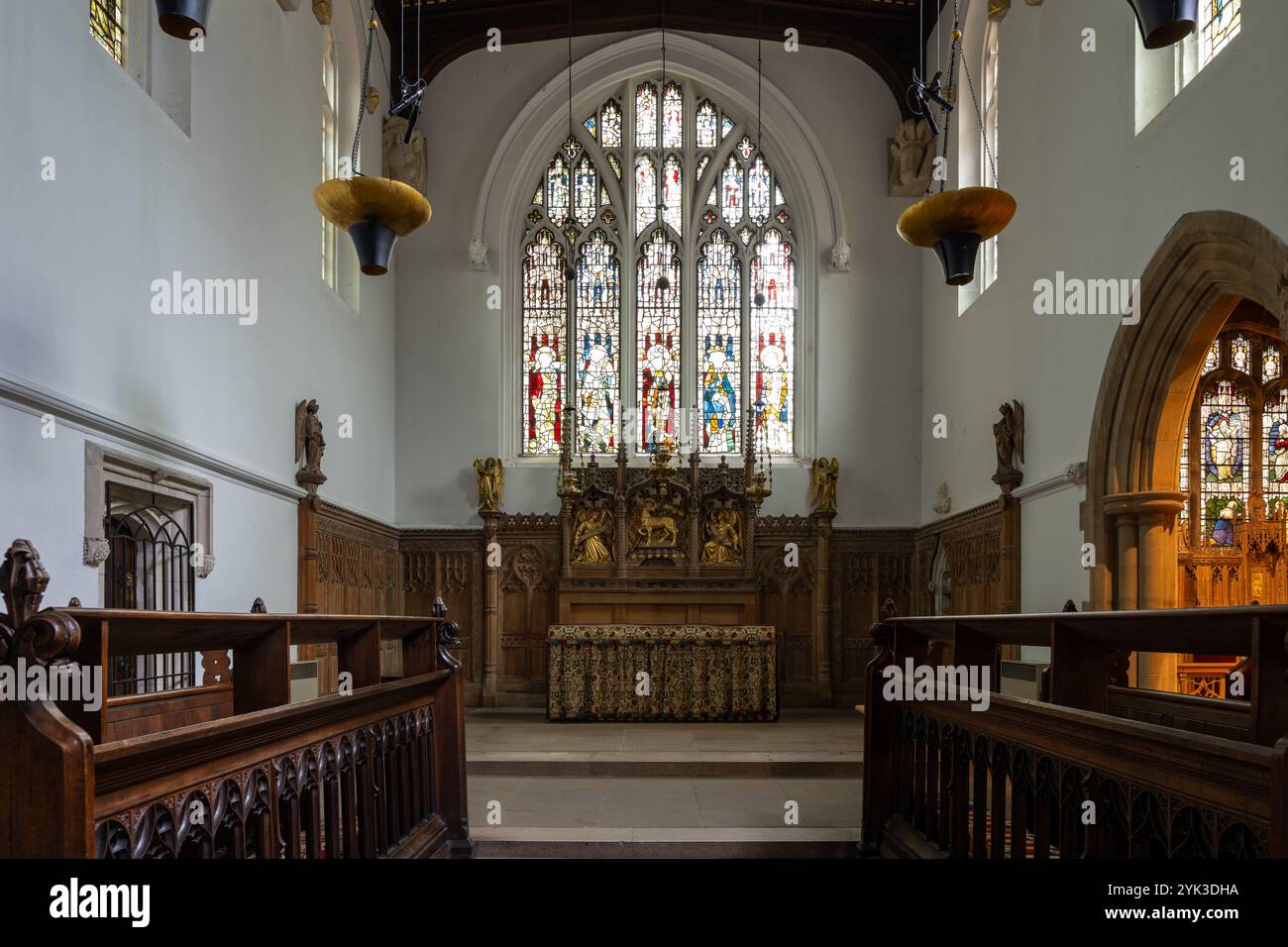 York, Angleterre - 30 juin 2024 : église St Olave, York. Des marches mènent à la porte et une figurine est positionnée au-dessus de la porte. Un ciel nuageux est au-dessus Banque D'Images