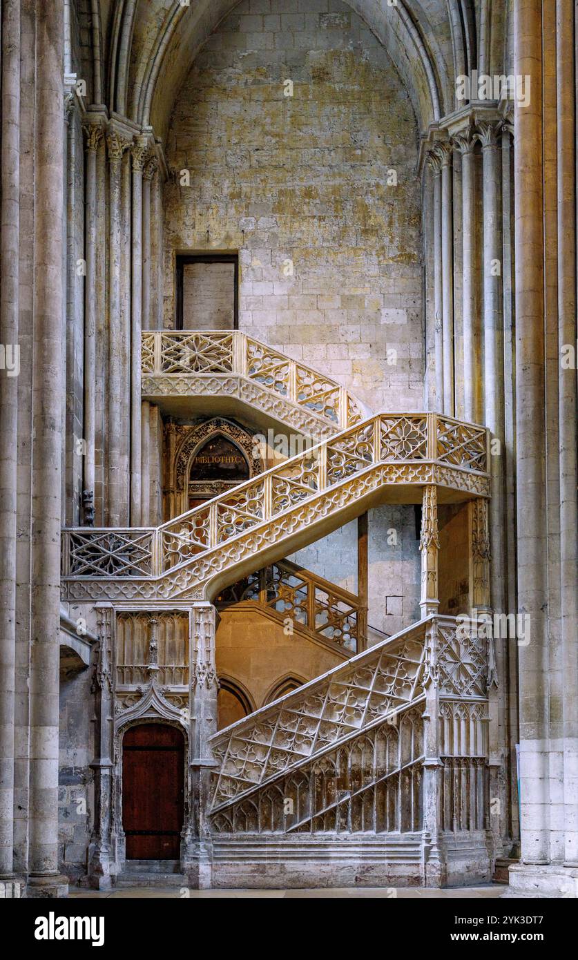 Escalier des libraires dans les libraires&#39 ; cour de la Cathédrale notre-Dame de Rouen dans le département de la Seine-maritime en région Normandie Banque D'Images