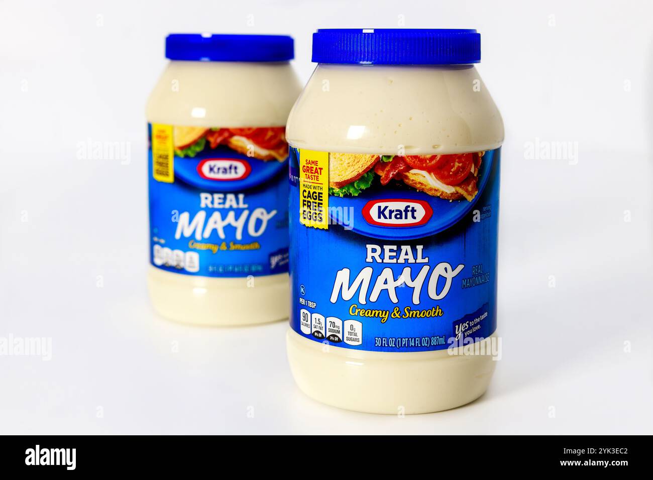 Deux pots de mayonnaise onctueuse et onctueuse exposés dans un environnement bien éclairé présentant les véritables produits de mayonnaise de Kraft Banque D'Images