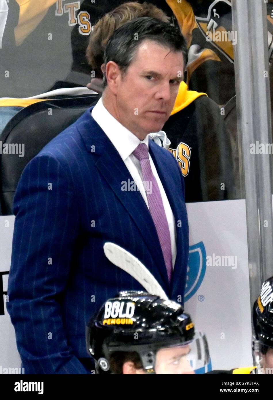 Mike Sullivan, entraîneur-chef des Penguins de Pittsburgh, lors de la troisième période de la victoire de Pens la 4-3 contre les Sharks de San Jose au PPG Paints Arena de Pittsburgh le samedi 16 novembre 2024. Photo par Archie Carpenter/UPI. Banque D'Images