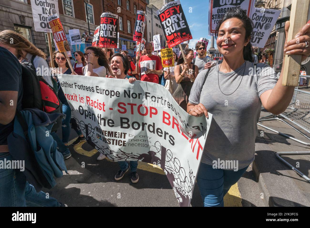 La foule qui était venue à Downing St pour célébrer le multiculturalisme et l'antifascisme et pour appeler Theresa May à ne pas faire de pacte avec le DUP avec ses liens étroits avec les terroristes paramilitaires et le mépris des droits de l'homme décident d'aller en marche vers Trafalgar Square, criant des slogans. Le mouvement pour la justice figurait parmi les marcheurs. Quand ils sont arrivés, ils se sont retournés et sont revenus à Whitehall et ont fait leur chemin à Parliament Square où je les ai laissés. Banque D'Images