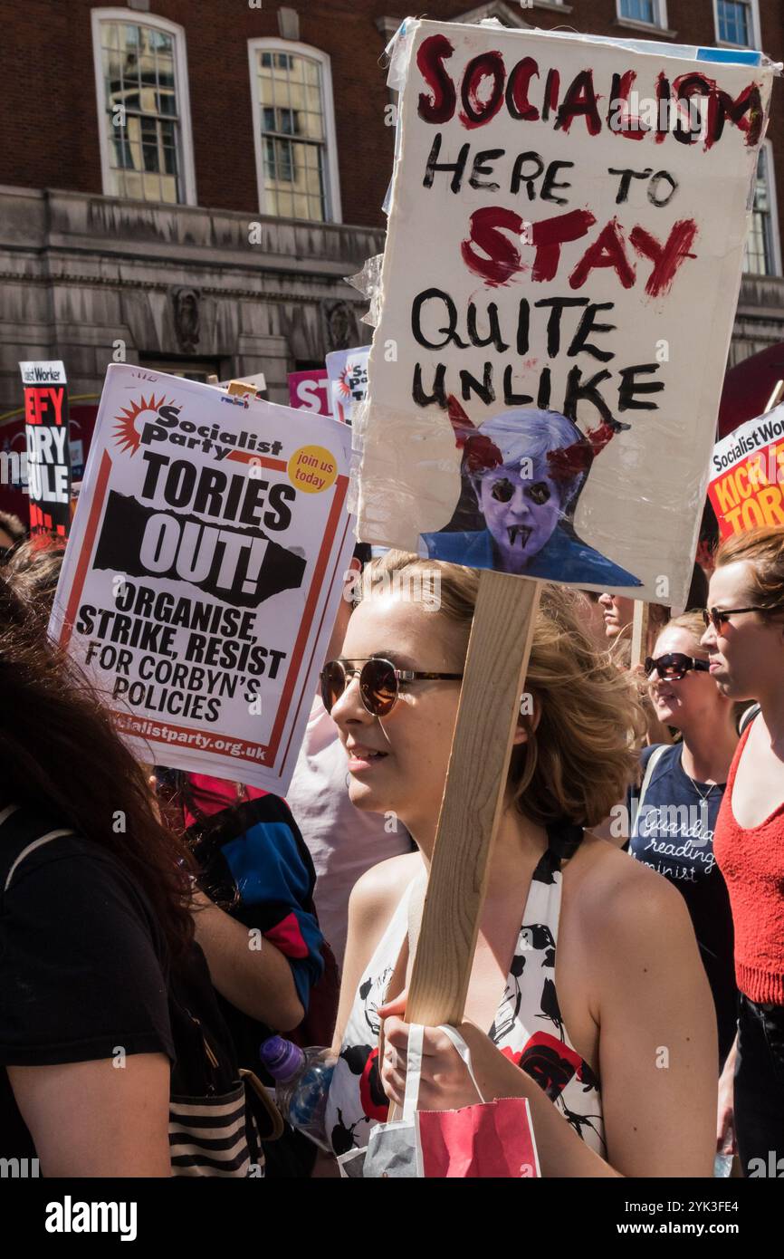 La foule qui était venue à Downing St pour célébrer le multiculturalisme et l'antifascisme et pour appeler Theresa May à ne pas faire de pacte avec le DUP avec ses liens étroits avec les terroristes paramilitaires et le mépris des droits de l'homme décident d'aller en marche vers Trafalgar Square, criant des slogans. Quand ils sont arrivés, ils se sont retournés et sont revenus à Whitehall et ont fait leur chemin à Parliament Square où je les ai laissés. Banque D'Images