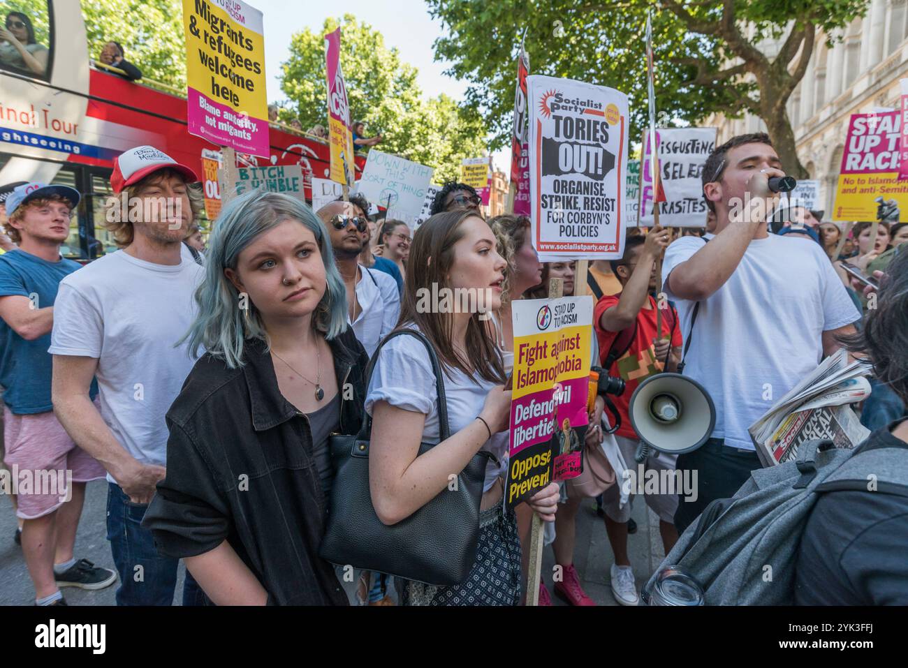 Londres, Royaume-Uni. 10 juin 2017.la foule s'arrête devant les portes de Downing St pour crier contre tout sectarisme, appelant en particulier Theresa May à ne pas faire de pacte avec le DUP avec ses liens étroits avec les terroristes paramilitaires et son mépris des droits humains. Ils se sont entassés autour des portes de Downing St, qui étaient défendues par des barrières et une ligne de police, criant des slogans pendant environ un quart d'heure avant de marcher vers Trafalgar Square, puis de redescendre Whitehall vers Parliament Square où je les ai laissés. Banque D'Images